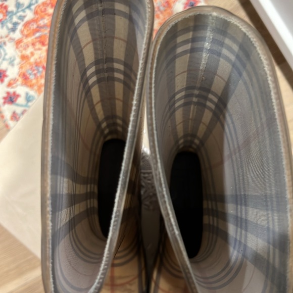 Burberry haymarket rain boots size 8.5 - Picture 6 of 9